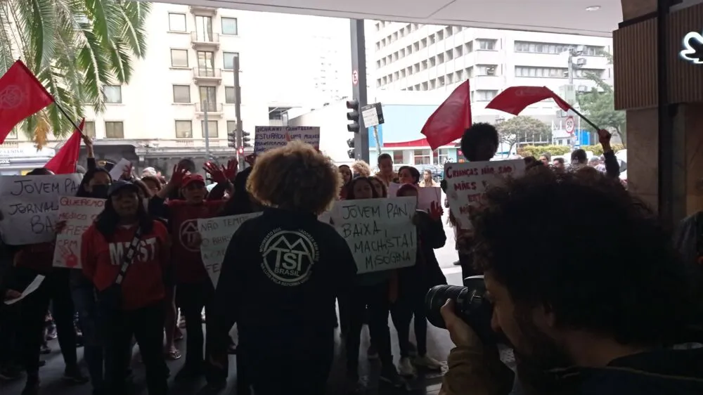 Manifestantes pedem que os envolvidos na exibição das imagens sejam demitidos