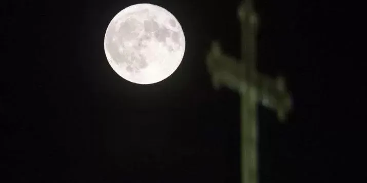 Todo mês a lua passa pelo perigeu e o apogeu, pontos distintos causados pelo formato elíptico da órbita do planeta