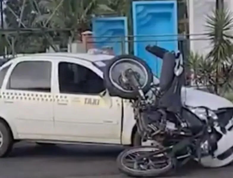 Com a batida, a parte da frente do carro teve o para-choque arrancado