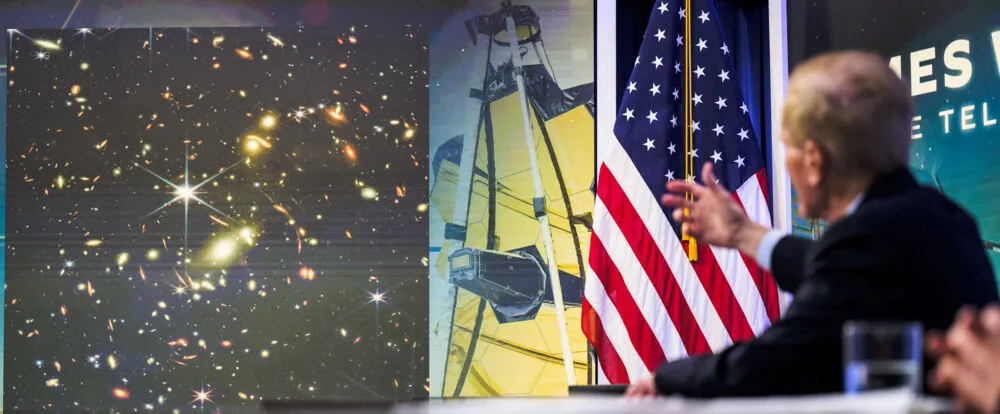 Quando o James Webb registra a imagem de uma estrela, a difração da luz  é a causa de um padrão típico em forma de "estrela de oito pontas"