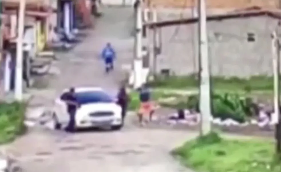 Daniel da Cruz de Jesus andava pela rua, quando é abordado por agentes em um carro descaracterizado