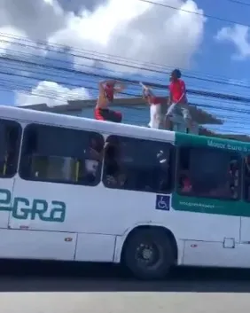 Imagem mostra momento em que torcedores do Vitória ficam em pé em ônibus em movimento na Bahia