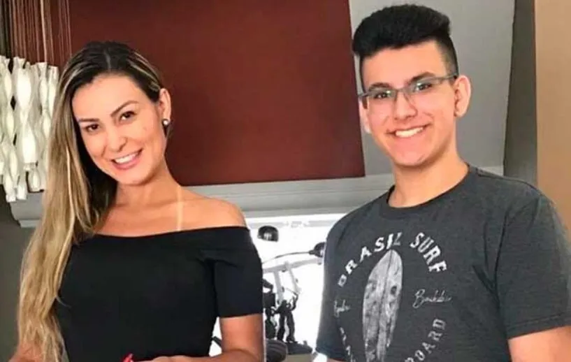 No início do mês, Urach chamou Arthur, 16, a namorada, Brenda Medeiros, de ingratos