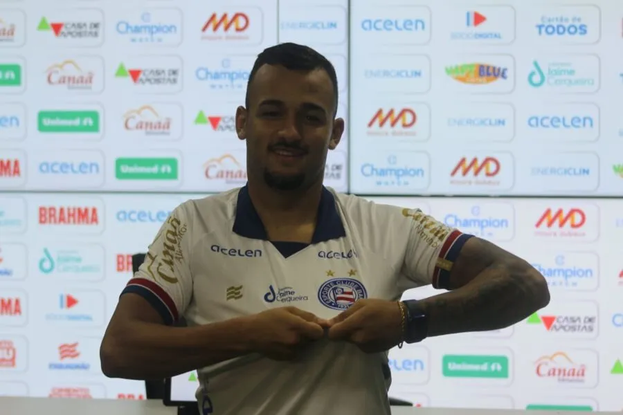 Igor Torres já está regularizado e deve aparecer no banco de reservas