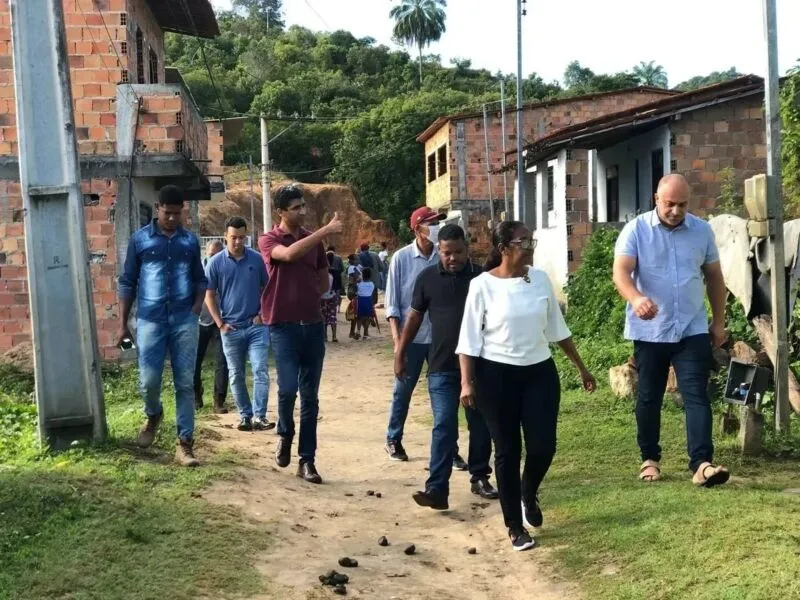 Prefeita de Cachoeira, Eliana Gonzaga (Republicanos), em visita aos trechos das obras de pavimentação no município