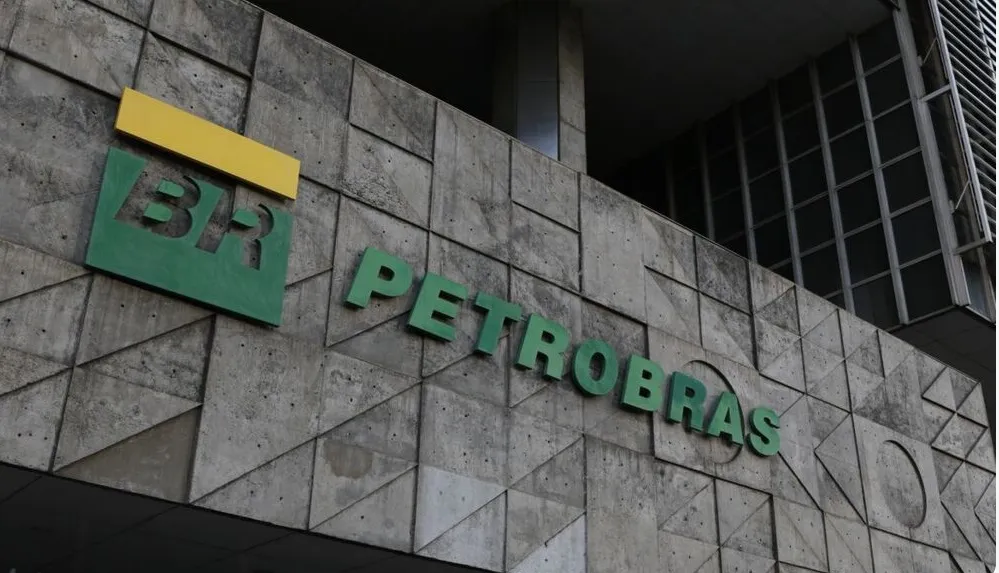 É a primeira queda no preço da gasolina vendida pelas refinarias da estatal desde dezembro de 2021
