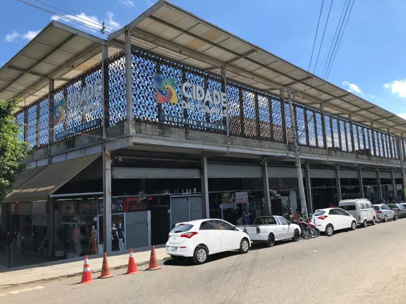 Fachada do Shopping Popular, em Feira de Santana