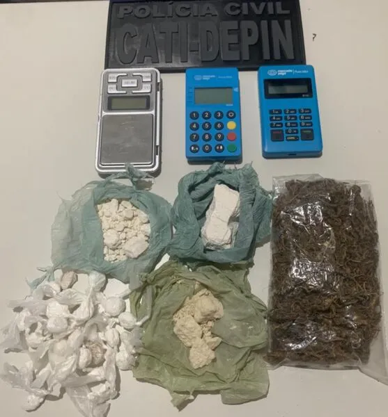Os policiais localizaram na residência mais porções de cocaína, maconha e crack, embaladas para venda