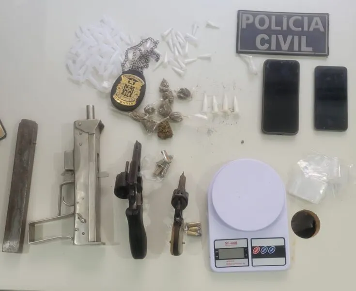 Foi apreendido com o trio uma submetralhadora com carregador, revólveres, munições, porções de cocaína e maconha, aparelhos de celulares e embalagens para os entorpecentes