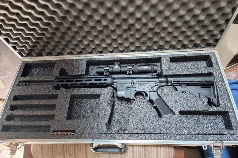 As armas foram apreendidas no dia 14 de julho, após cumprimento de três mandados de busca e apreensão