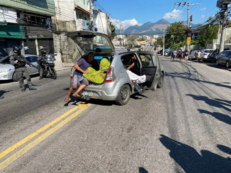 Carro retira três corpos da comunidade da Grota, no Complexo do Alemão