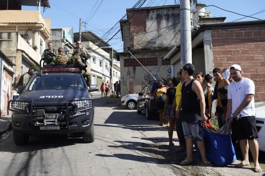 Alguns dos homens que entraram em confronto com a polícia usavam fardas similares às de policiais