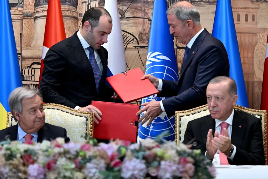 O ministro ucraniano, Oleksandr Kubrakov, o secretário-geral da ONU, Antonio Guterres, o presidente turco Recep Erdogan  participam de uma cerimônia de assinatura sobre o transporte e grãos