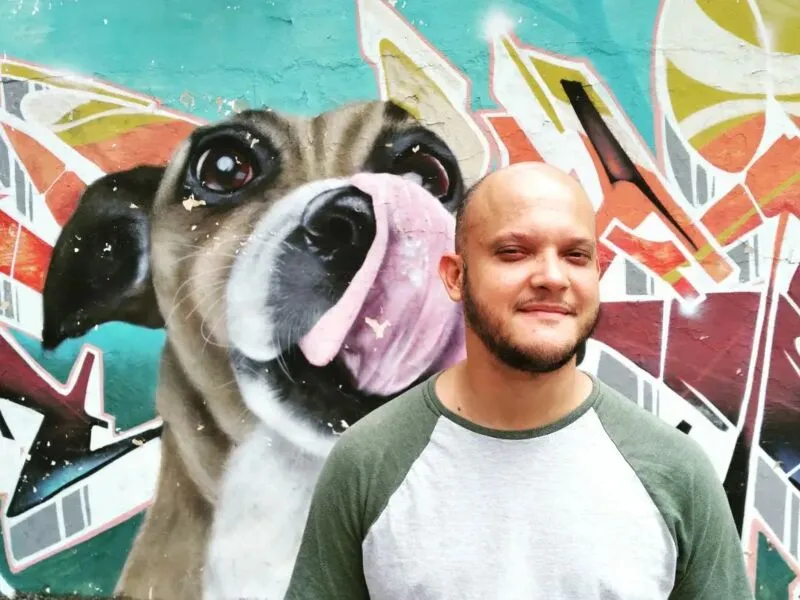 Tiago, nascido em Salvador e formado em Letras pela UFBA, tem poemas publicados em blogs, portais, revistas e jornais especializados no Brasil, Portugal e Espanha
