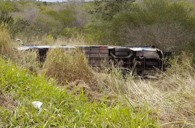 Segundo a Polícia Rodoviária Federal (PRF), o ônibus tombou em um barranco, mas ainda não se sabe se as pessoas com lesões graves estavam no coletivo ou no carro