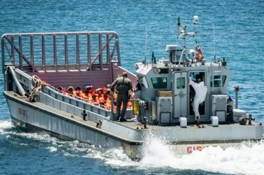 A mídia italiana diz que o centro de recepção na ilha de Lampedusa, na costa da África, está sobrecarregado