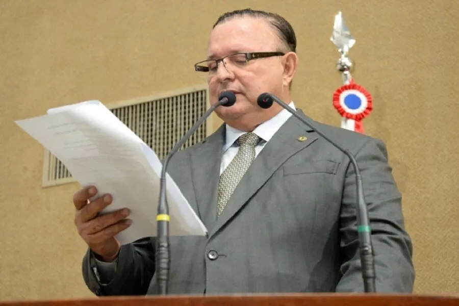 "Em janeiro, com um novo presidente, o Brasil terá dias diferentes", disse Adolfo Menezes