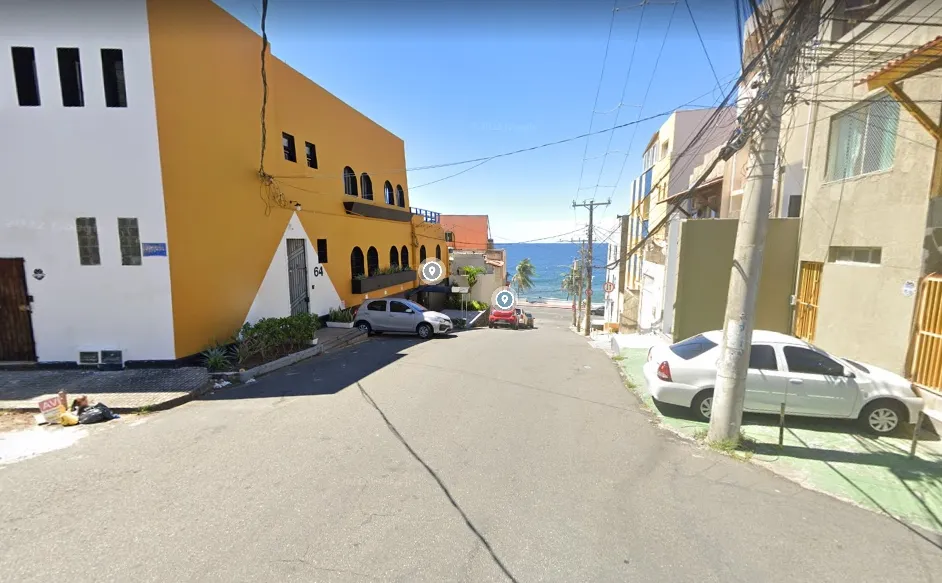 Policiais foram até o local e encontraram um adolescente, que foi vítima do roubo