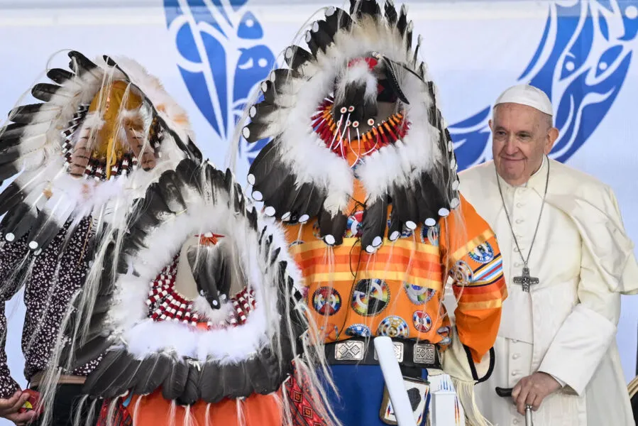 Papa Francisco pediu perdão "pelo mal que tantos cristãos cometeram contra os povos indígenas" do Canadá
