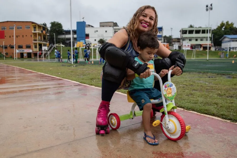 Daniela Gláucia dos Santos, 44 anos, em uma das atividades que faz com o neto Elias