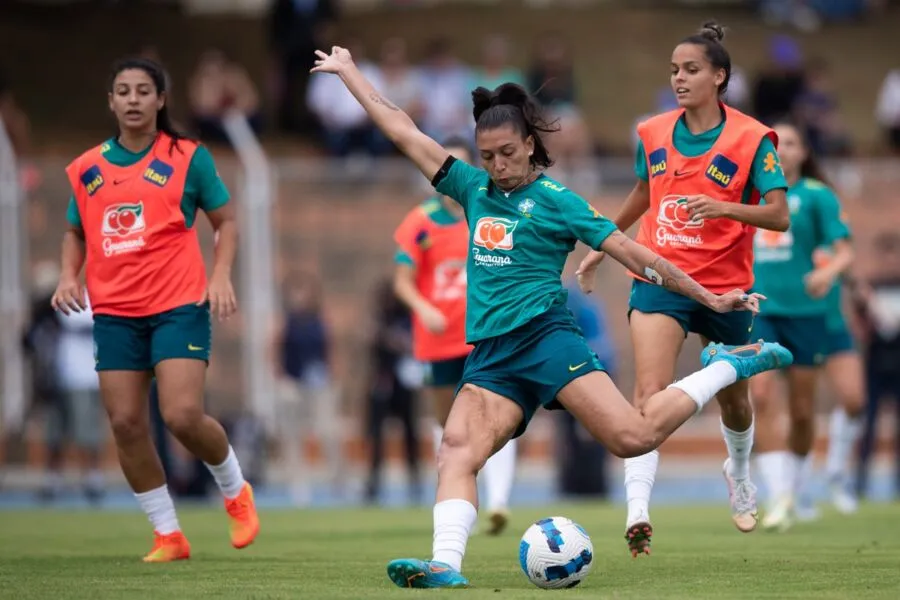 Bia treinou normalmente e estará em  campo contra o Paraguai para completar os 100 jogos com a camisa da seleção brasileira