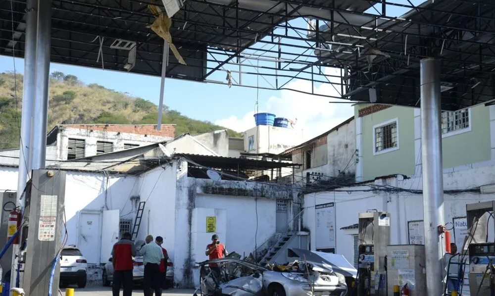 O carro ficou completamente destruído após a explosão. A estrutura do posto também foi impactada, mas nenhum frentista foi atingido.