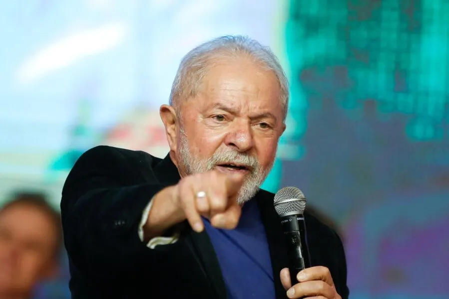 m uma simulação de segundo turno entre Lula e Bolsonaro, o petista venceria por 61% a 27%