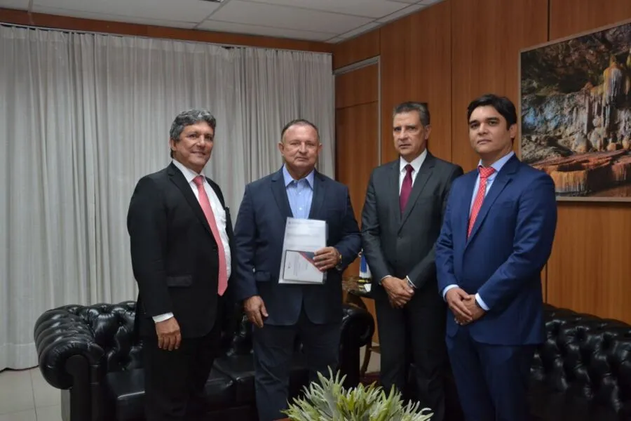 O relator das constas de 2021 do governador Rui Costa (PT), o conselheiro do TCE João Bonfim, o presidente da ALBA, Adolfo Menezes (PSD), o presidente do TCE, Marcus Presídio, e o deputado estadual Vítor Bonfim (PV) estiveram no ato na presidência da Assembleia