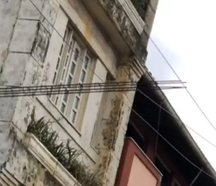 Segundo a Polícia Civil, o idoso trabalhava como pedreiro em uma casa, quando se desiquilibrou e tocou nos fios de alta tensão