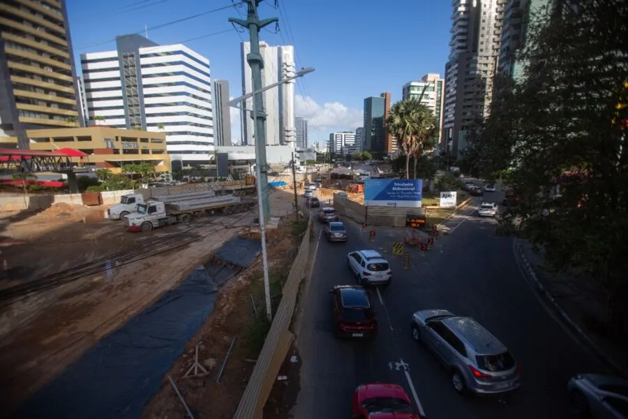 Os atrasos na conclusão das obras da “Nova Tancredo Neves” geram reclamação por conta do engarrafamento e escassez de estacionamento