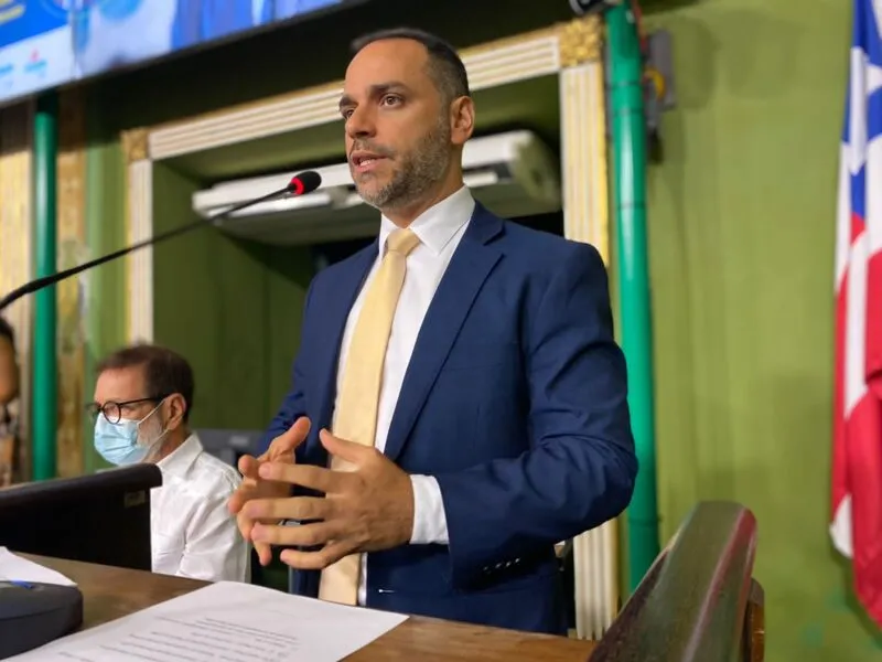 Augusto Vasconcelos (PCdoB) cobrou ao prefeito através das redes sociais