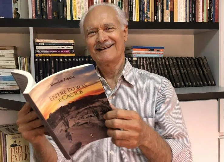 Além do romance “Entre Pedras e Cactos”, Eliecim Fidelis já escreveu  escrito vários poemas, contos e artigos publicados em revistas e jornais