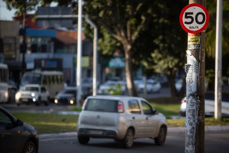 Placa de novo limite instalada na Av. Dorival Caymmi