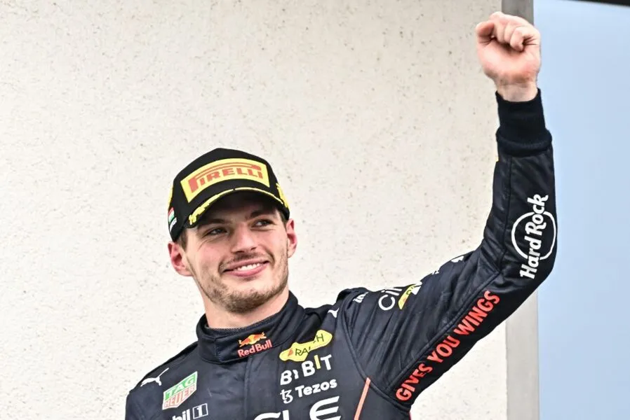 Holandês conseguiu ultrapassar as Mercedes dos britânicos Hamilton e George Russel