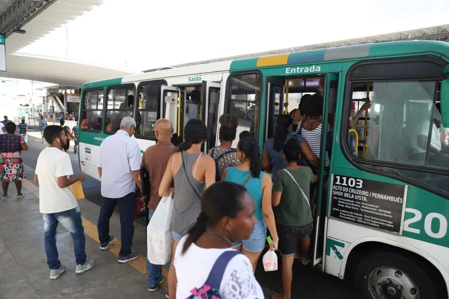 Passageiros entram em ônibus no Terminal Acesso Norte, em Salvador