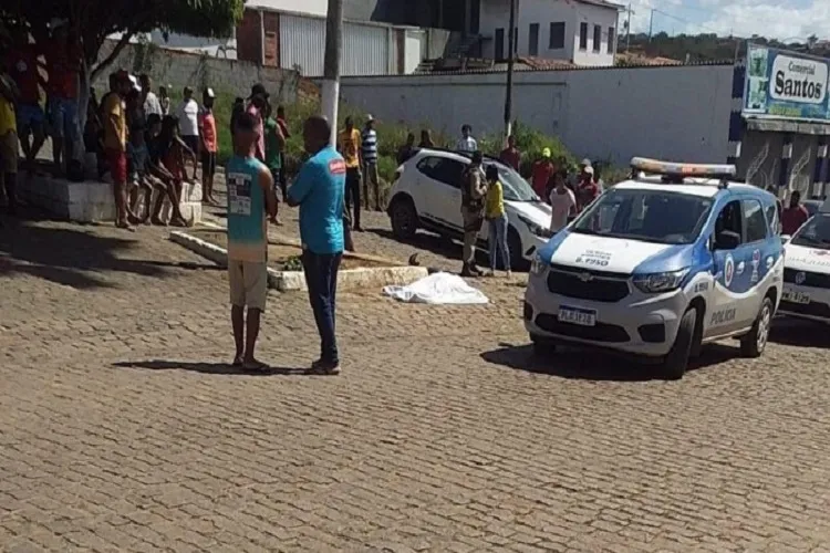 Vítima teria chegado ao local também a bordo de uma moto