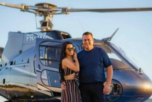 Karine Gomes também se beneficiou do auxílio, mesmo ostentando mansões, jatos e helicópteros com o seu marido