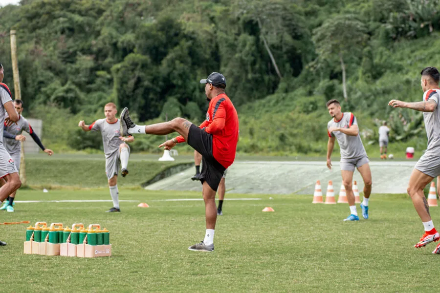 João Burse cobrou intensidade e corrigiu imperfeições no jogo coletivo