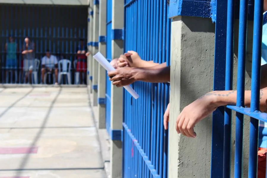 A lei atual permite a saída temporária dos condenados no regime semiaberto para visita à família durante feriados, frequência a cursos e participação em atividades