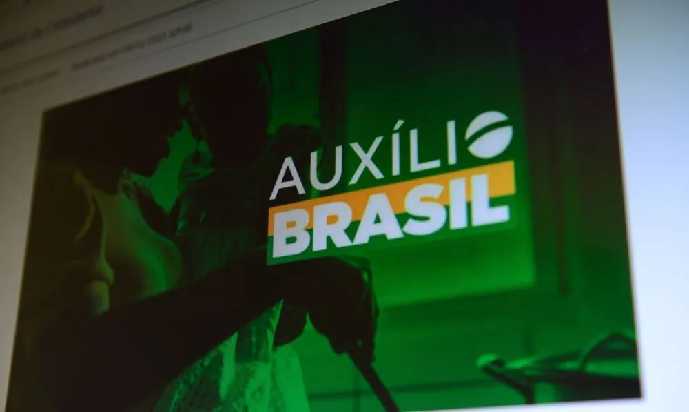 A partir de agosto, o valor médio mensal do Auxílio Brasil, que era de R$ 400, passará a ser de R$ 600