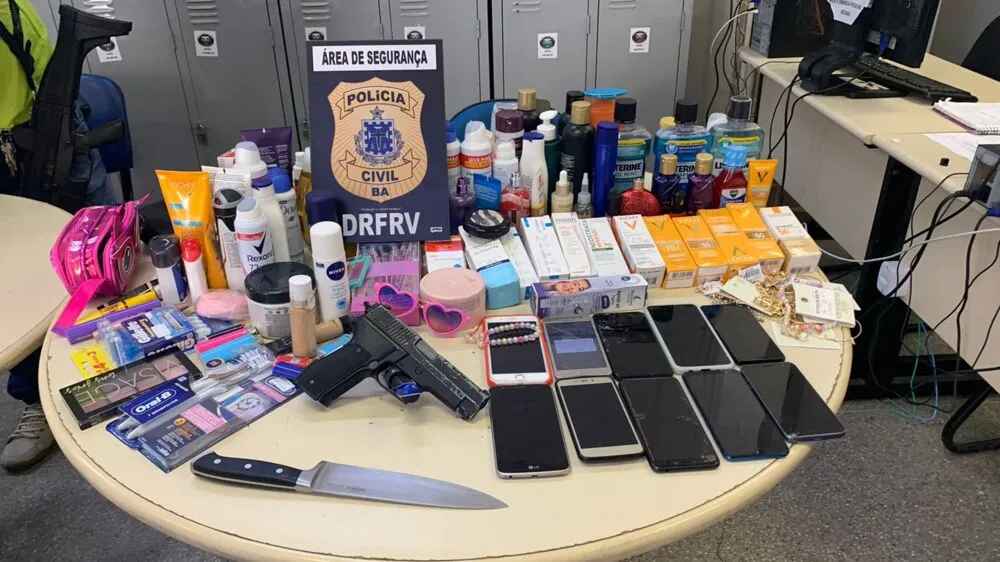 Materiais de higiene e beleza também foram encontrados com o grupo, que fazia roubos a farmácias