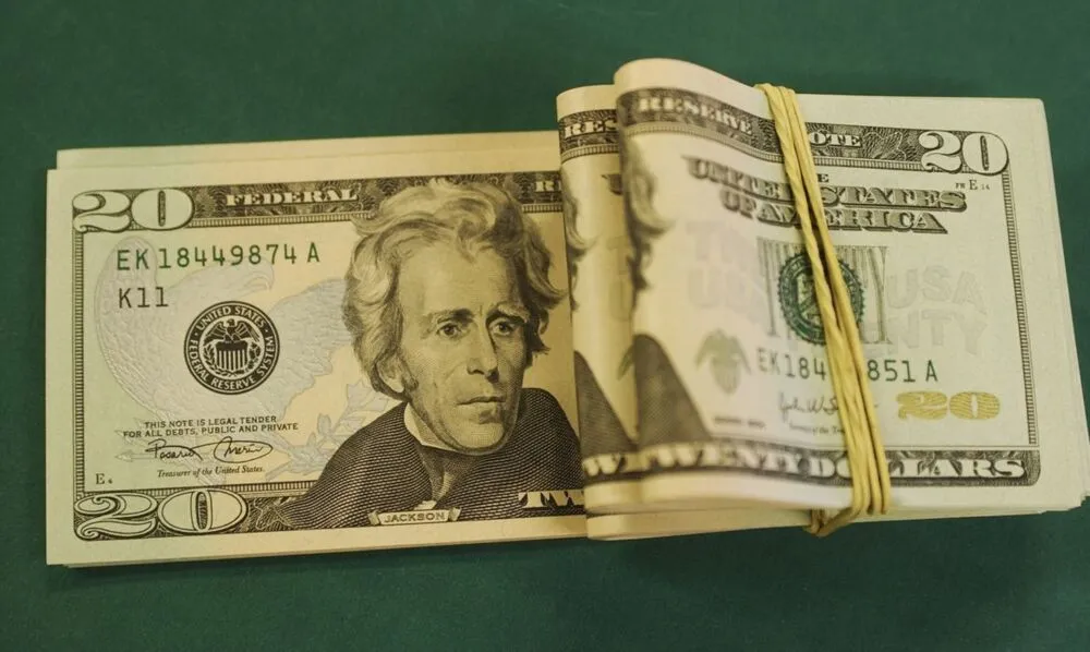Apesar da queda de hoje, o dólar ainda acumula alta de 0,89% na semana