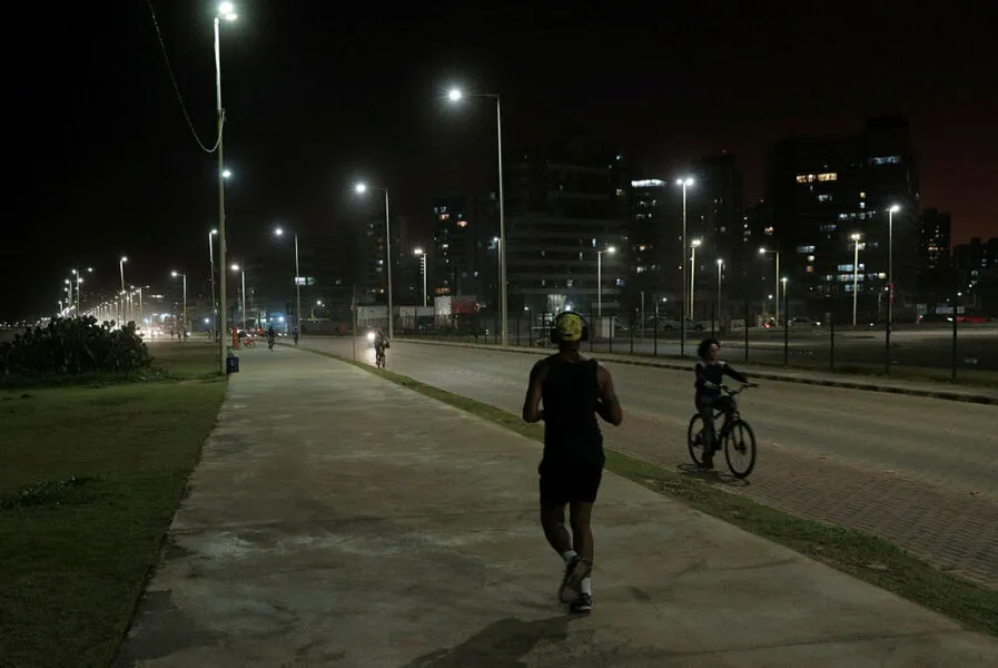 Durante o dia, as população aprovieta para caminhadas, mas poucos se aventuram a passar no local á noite