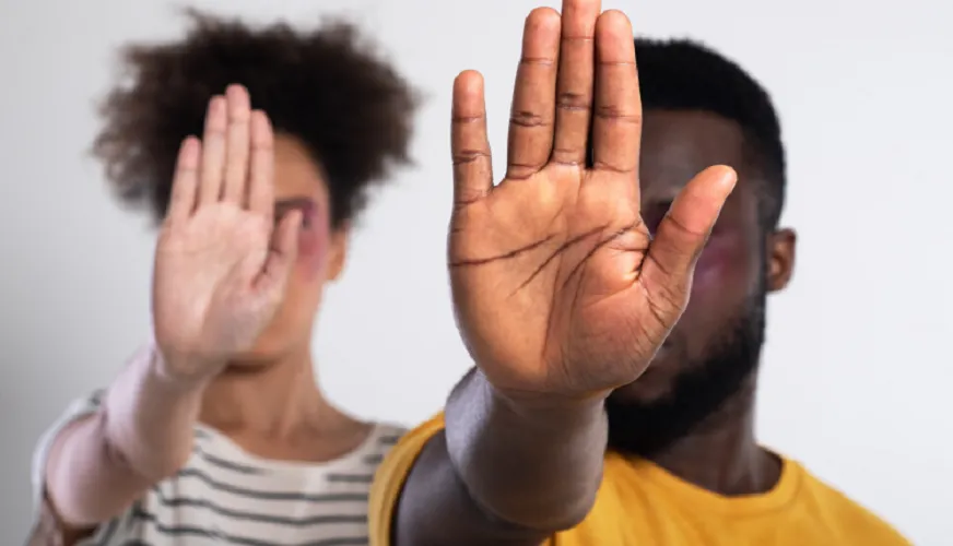 É recomendado ainda que seja informado se existem diretrizes/políticas proibitivas específicas para os casos classificados como condutas de discriminação racial