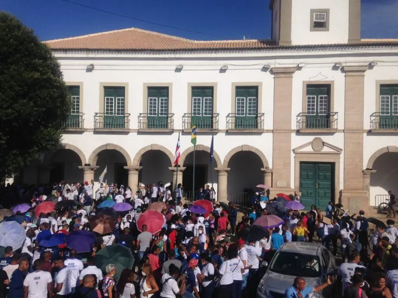 Agentes de combate de endemias e agentes comunitários de saúde em frente à CMS aguardando a votação do veto do prefeito ao reajuste salarial da categoria