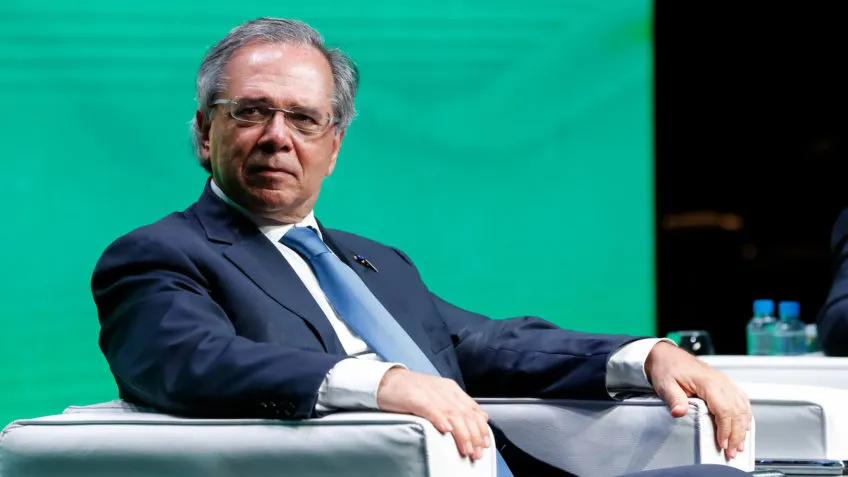 “Vocês não conseguem proteger um quarteirão, deixaram queimar Notre-Dame”, relatou Paulo Guedes sobre o que disse na ocasião