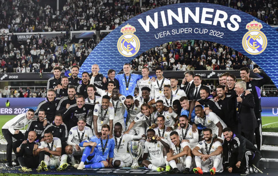 Real Madrid's players pose with the trophy after the UEFA Super Cup football match between Real Madrid vs Eintracht Frankfurt in Helsinki, on August 10, 2022. (Photo by Olga MALTSEVA / AFP)