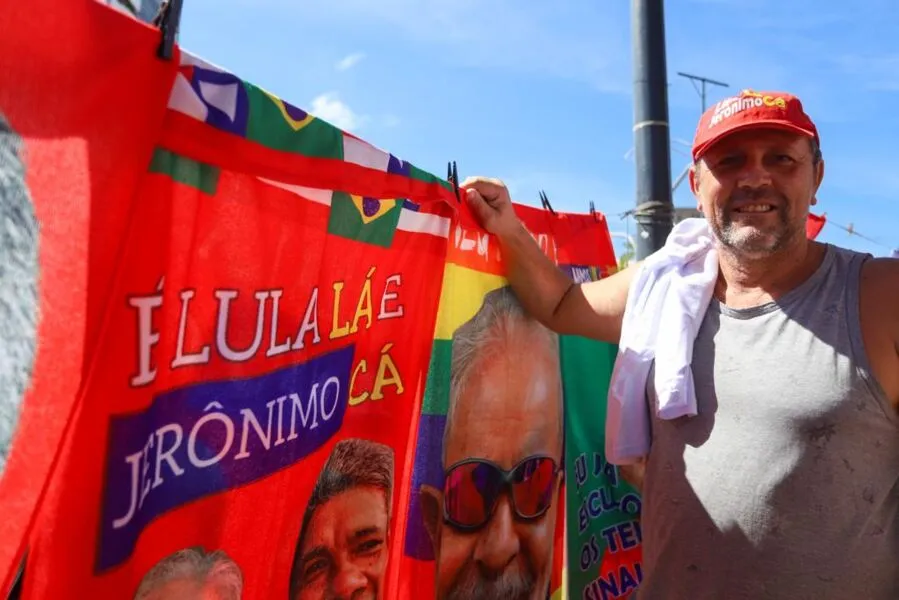 O argentino Alejandro Henrique comemora "boom" na vendas de produtos políticos