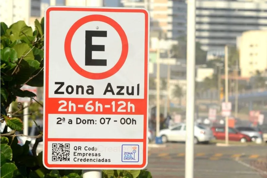 O MP-BA pede que o Judiciário proíba a cobrança de multas de veículos estacionados em área de zona azul onde não houver guardadores ou outros encarregados que possam expedir tíquetes