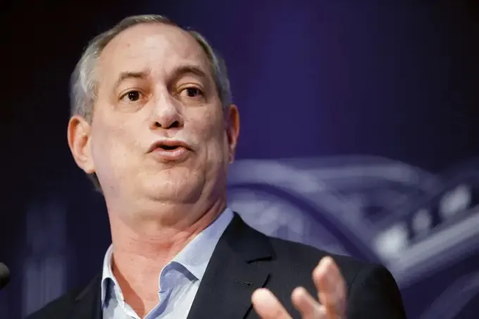 "A imprensa que se diz livre e democrática rende-se ao jogo sórdido e autoritário e cancela o evento", alfinetou Ciro Gomes